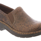 Klogs Women's Slip Resistant Closed Back Clog, Naples - Image 3